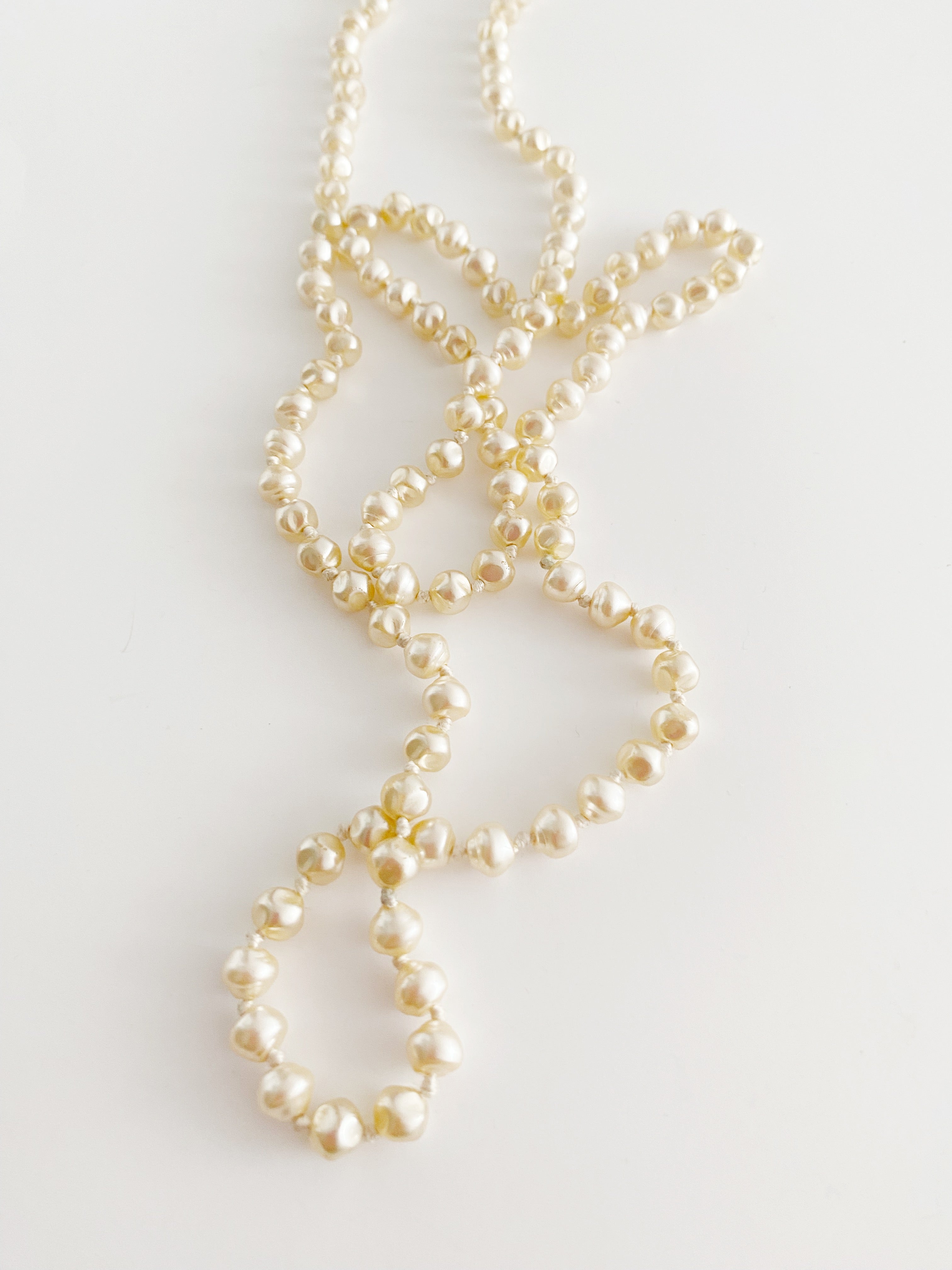 Long collier blanc nacré