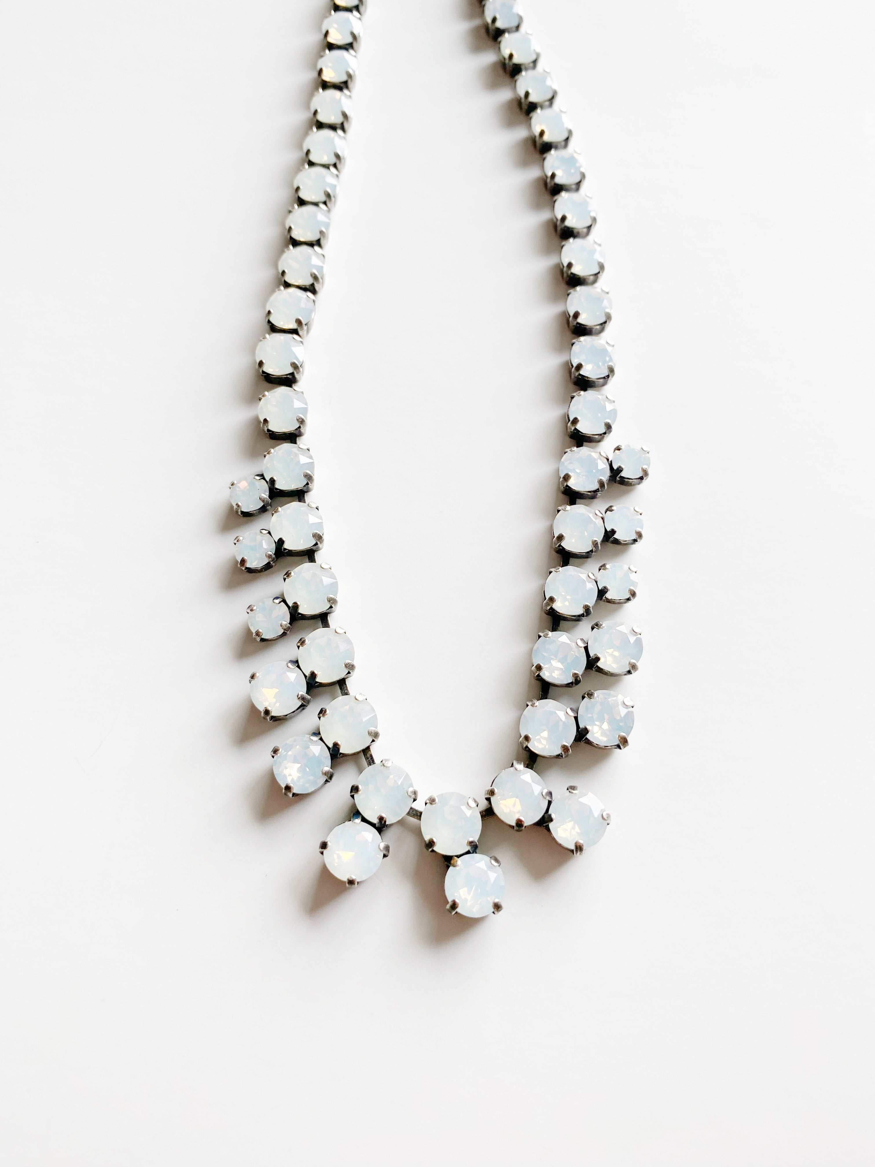 Collier Bal en opal blanc