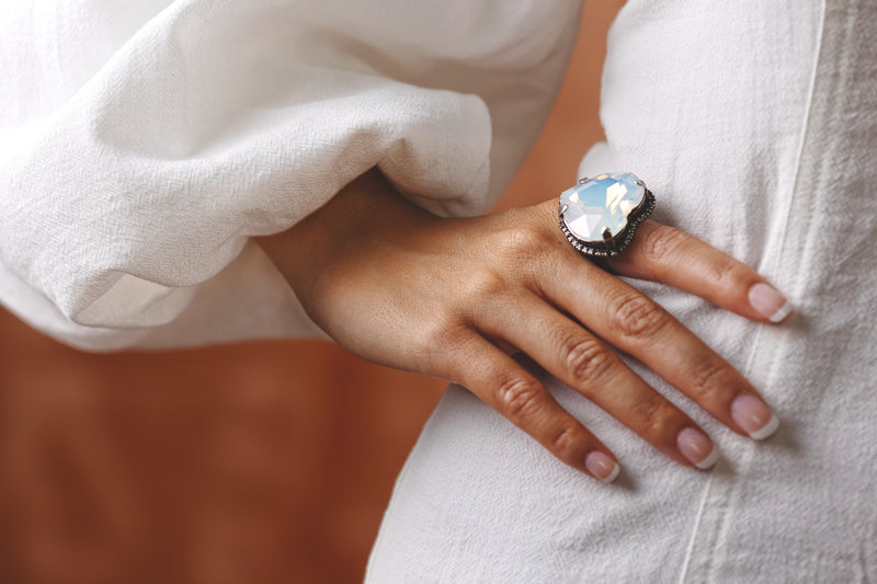 Bague cocktail  LOVE/ opal blanc