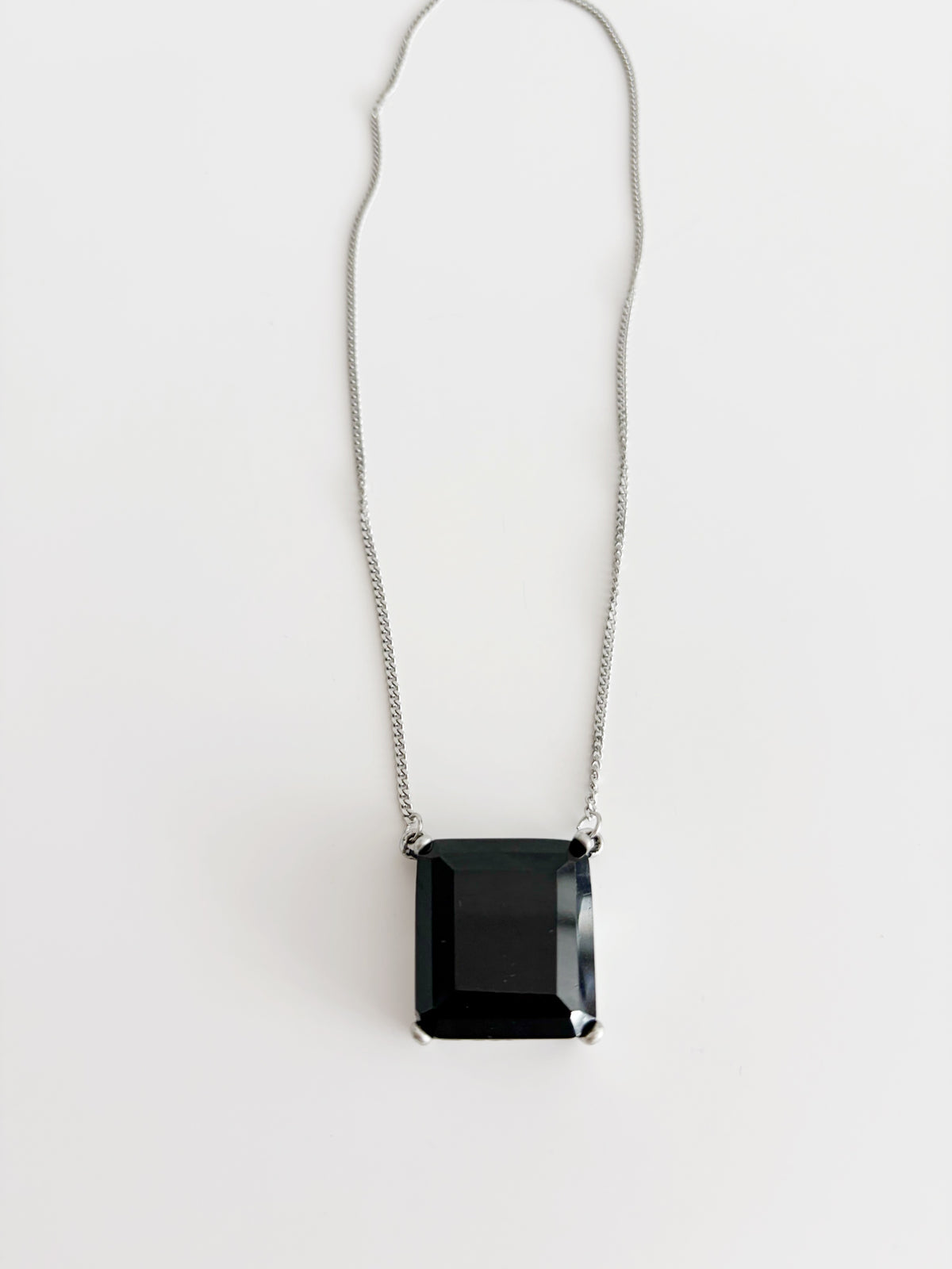 Collier Dahlia  noir \ prix spécial