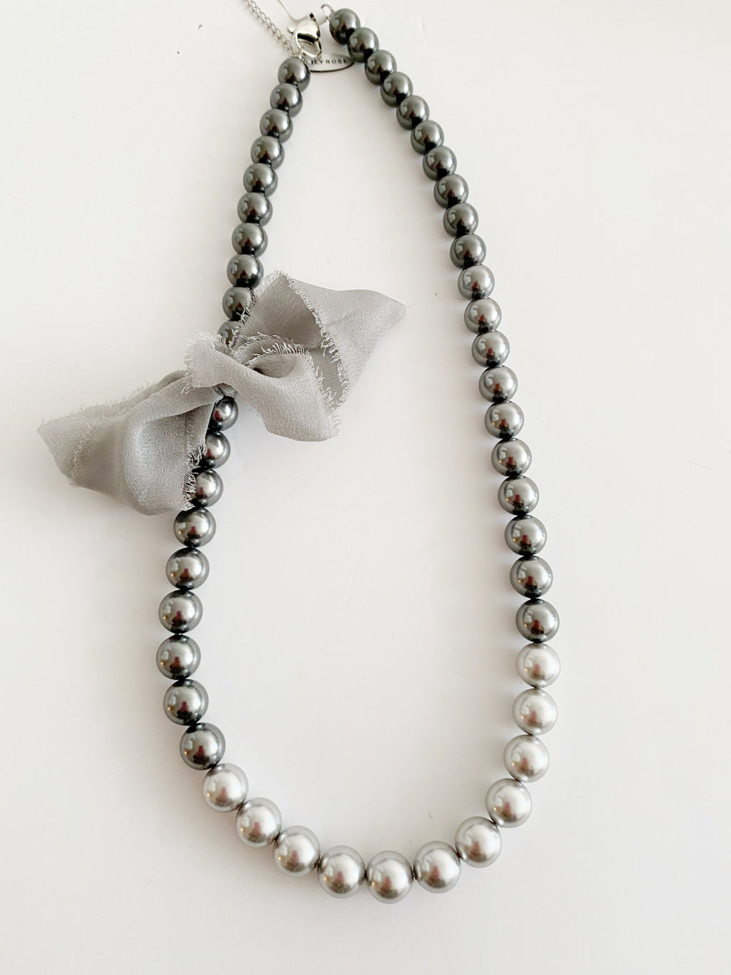 Collier de perles  Nuances de gris